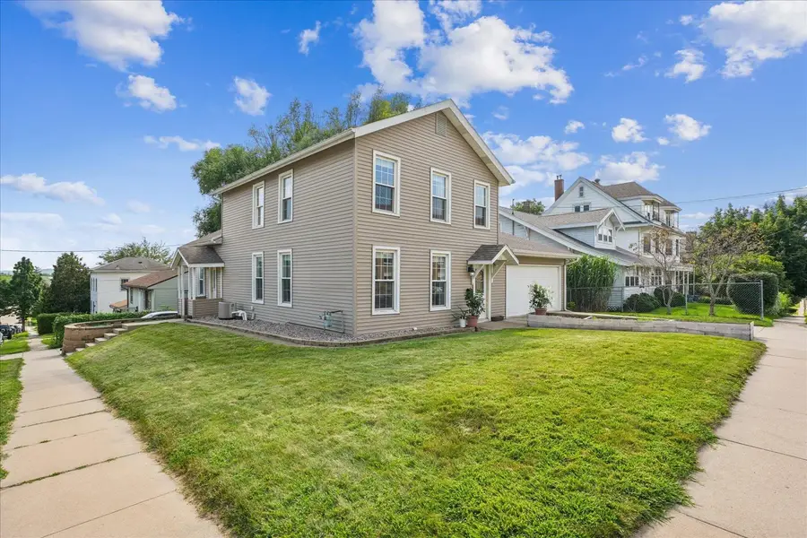 1120 W 5th Street, Dubuque, IA 52001 - #2
