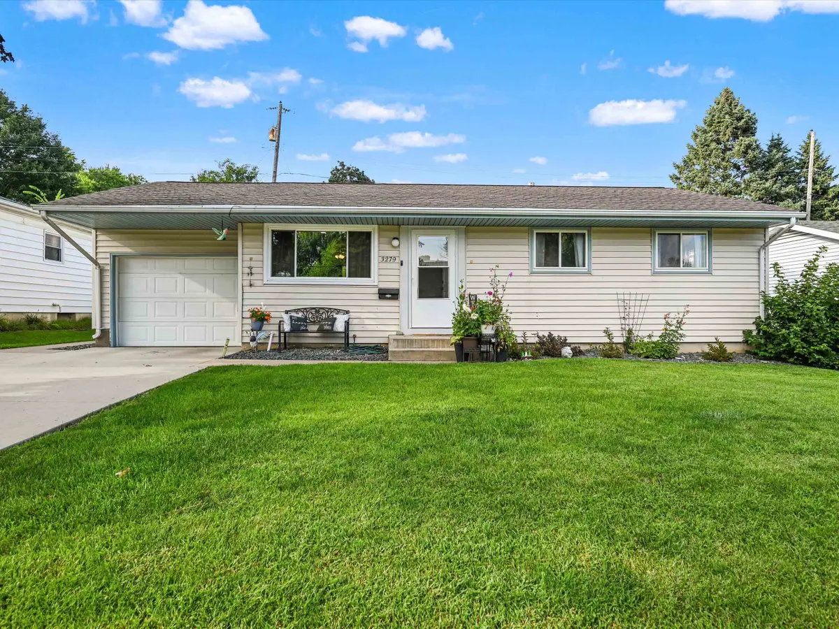 3279 Kaufmann Avenue, Dubuque, IA 52001 - #1