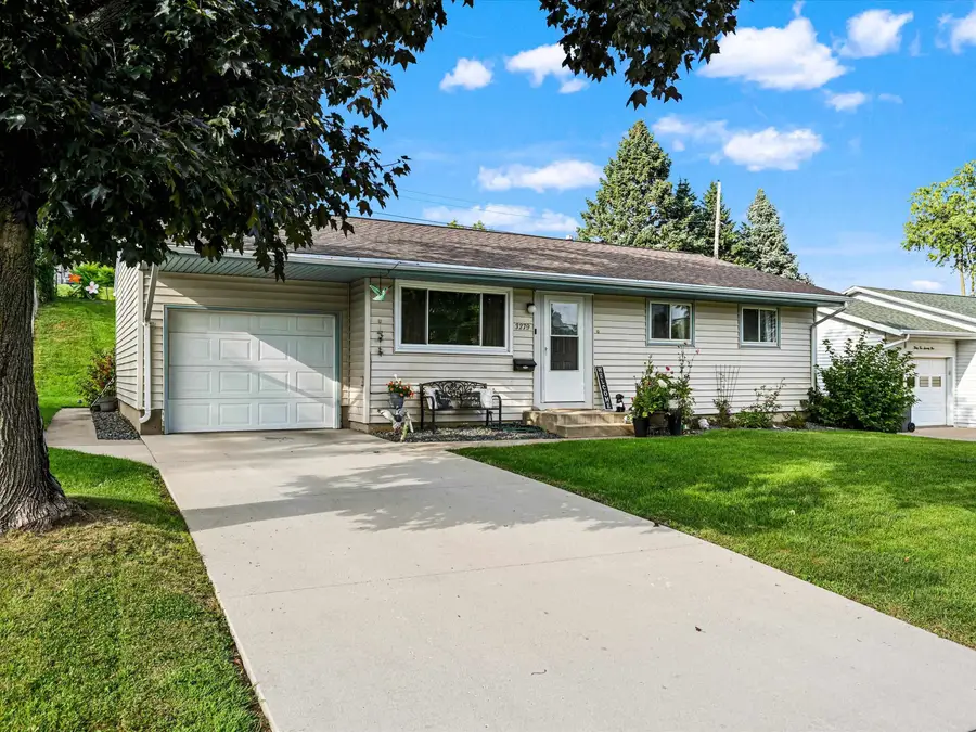 3279 Kaufmann Avenue, Dubuque, IA 52001 - #3