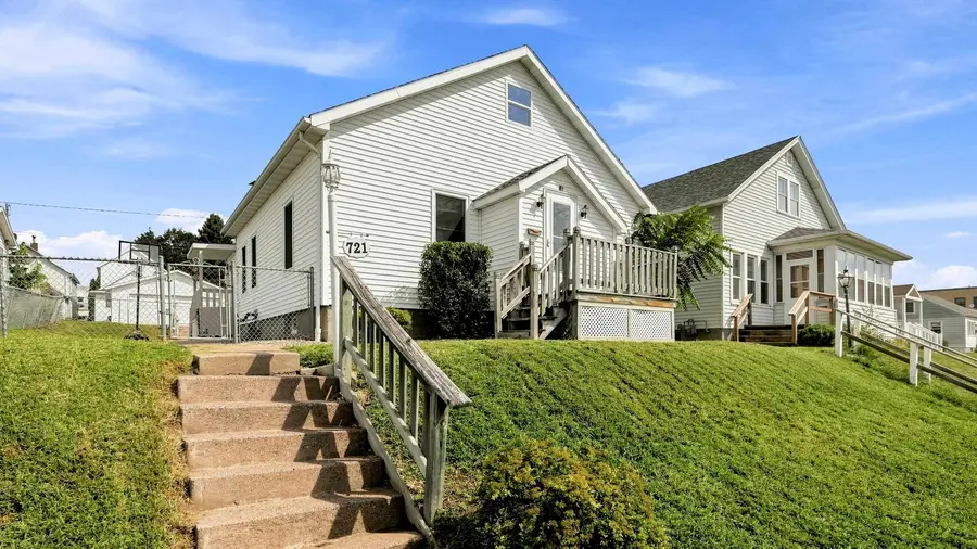 721 Groveland Place, Dubuque, IA 52001 - #2