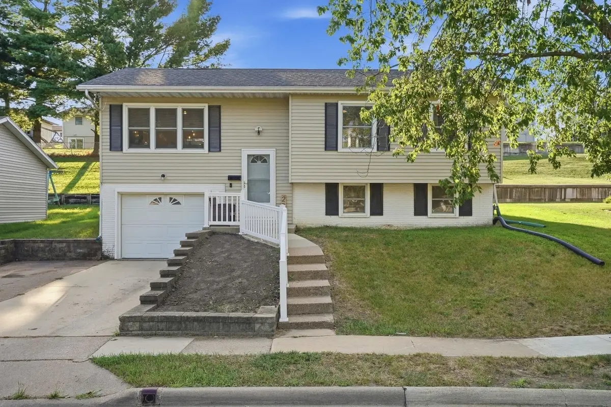 2207 Graham Circle, Dubuque, IA 52002 - #1