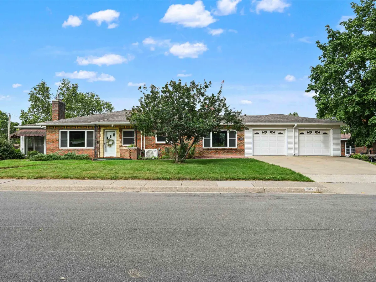 2315 Woodlawn Street, Dubuque, IA 52001 - #1