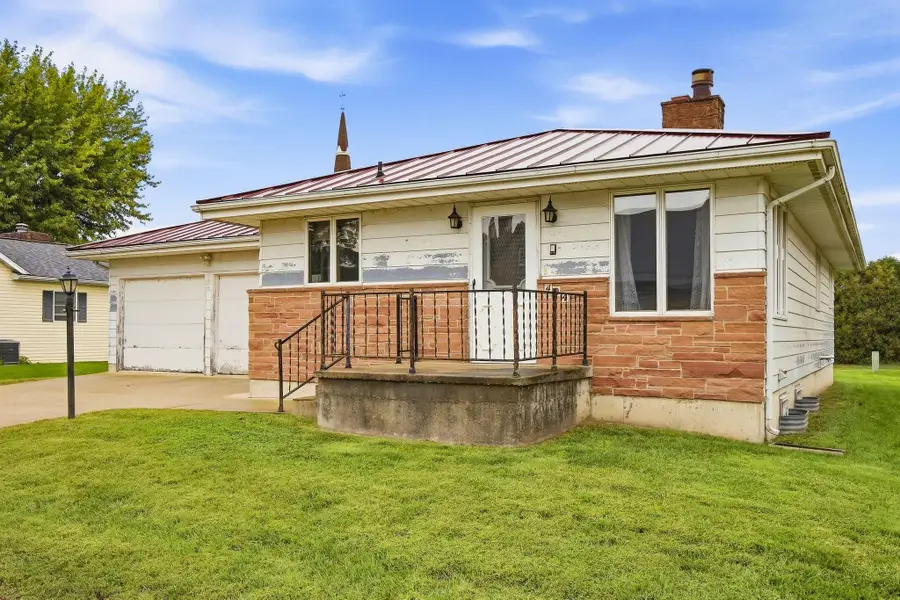 404 NW 2nd Avenue, Cascade, IA 52033 - #2