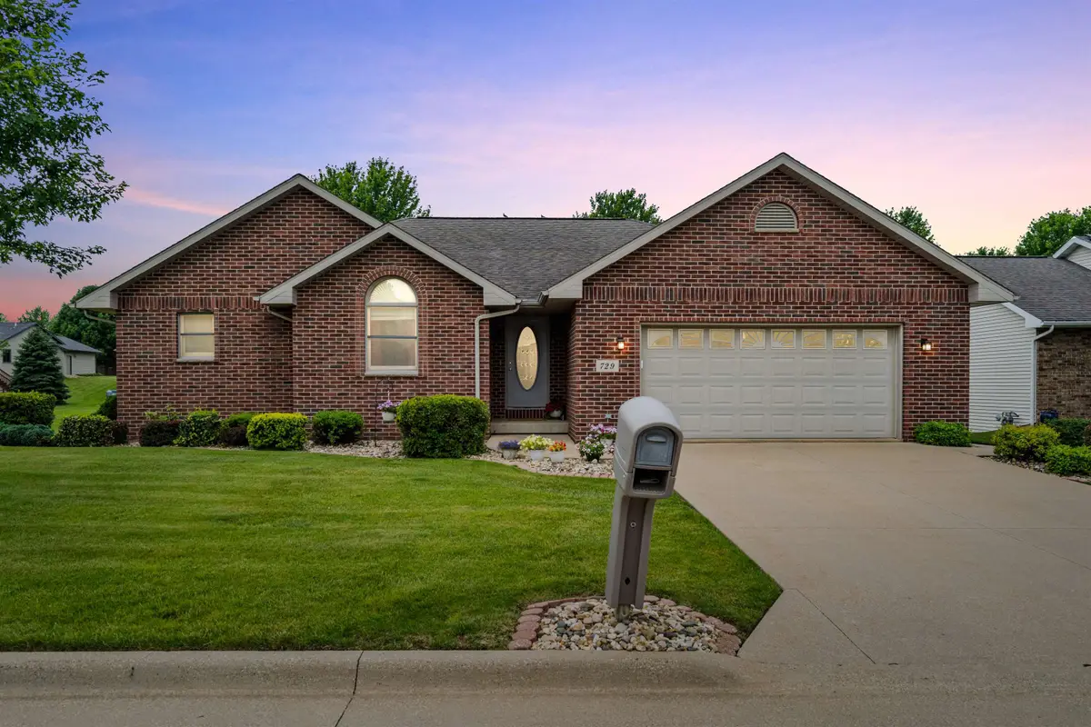 729 Walnut Ridge, Peosta, IA 52068 - #1