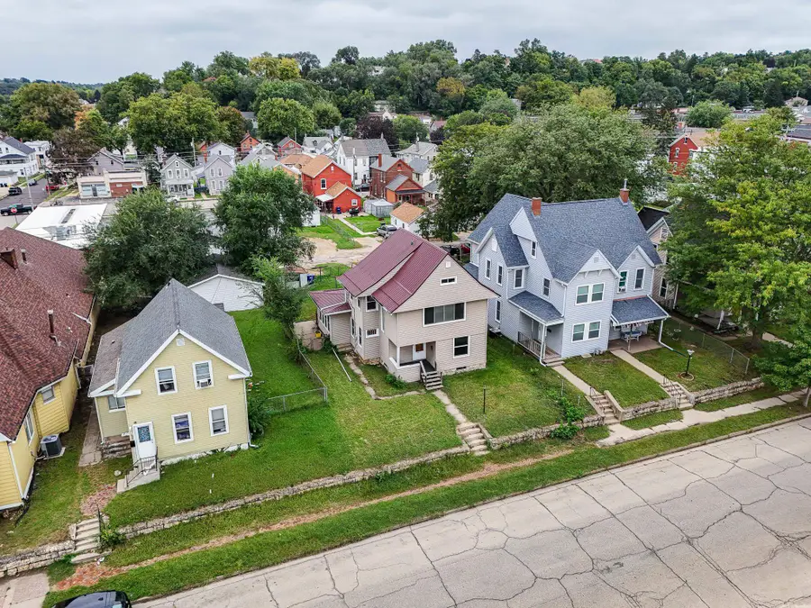 811 Garfield Avenue, Dubuque, IA 52001 - #2
