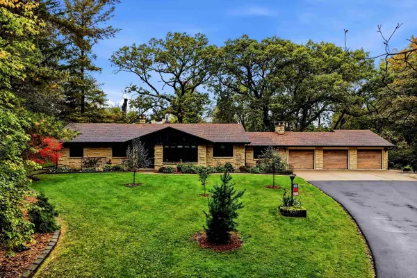 12477 Oak Brook Place, Dubuque, IA 52001