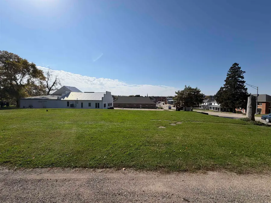 206 E 1st Avenue, Cascade, IA 52033 - #2