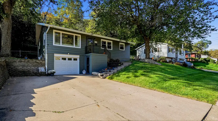 694 Kaufmann Avenue, Dubuque, IA 52001 - #2