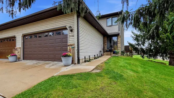 3058 Deerwood Circle, Dubuque, IA 52003