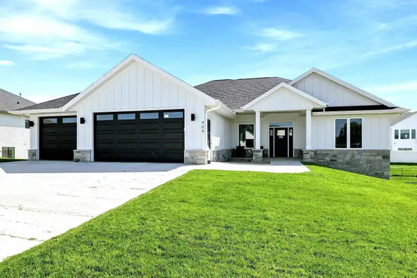 404 Solomia Court, Peosta, IA 52068