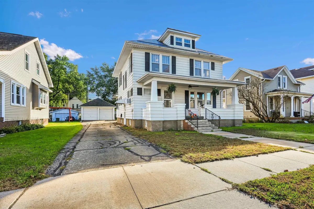 421 1st Ave W, Dyersville, IA 52040 - #1