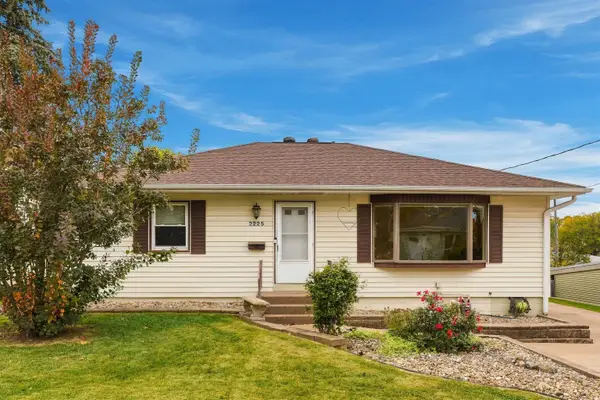 2225 Woodlawn Street, Dubuque, IA 52001