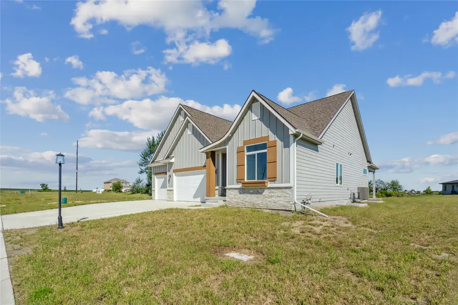 1612 Summit Circle Ne, Bondurant, IA 50035 - Image #2