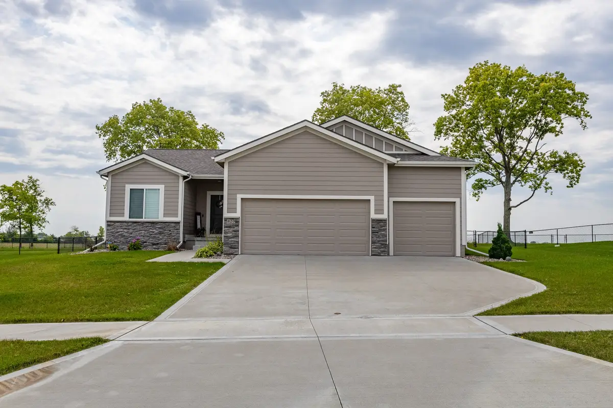 820 Sandstone Point, Waukee, IA 50263 - Image #1