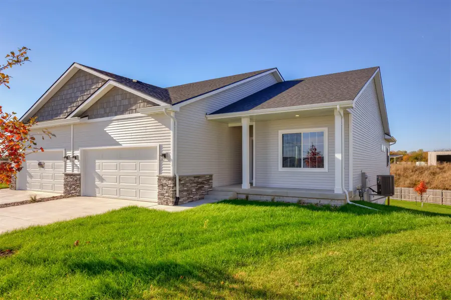 16738 Walnut Meadows Circle, Urbandale, IA 50323 - Image #2