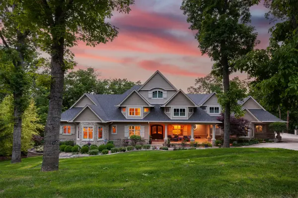 12993 Oak Brook Drive, Urbandale, IA 50323