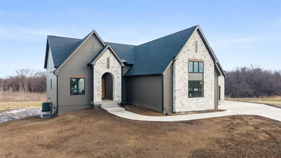 16205 Ironwood Lane, Urbandale, IA 50323 - #3