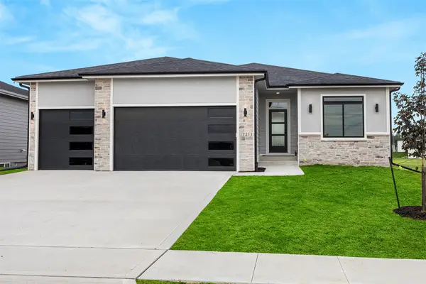 17211 Northview Drive, Urbandale, IA 50323