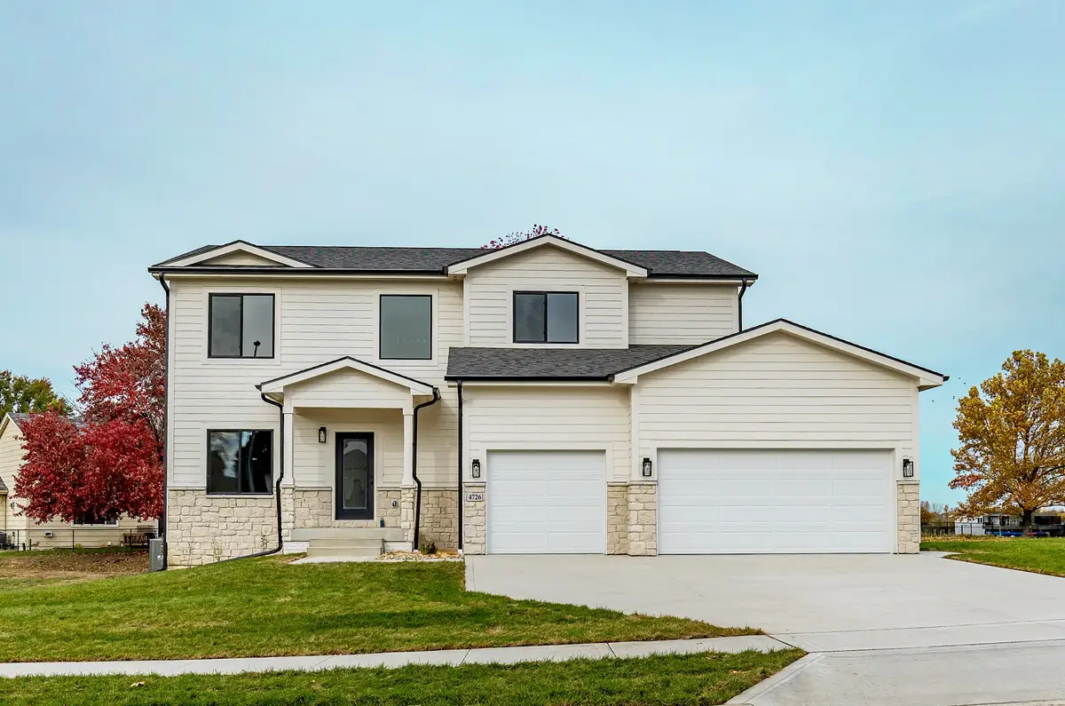 4726 Hillsdale Drive, Urbandale, IA 50322 - Image #1