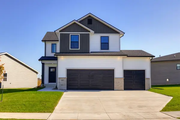 16619 Walnut Meadows Drive, Urbandale, IA 50323