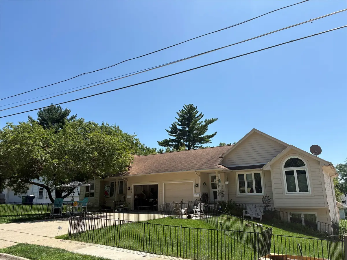 6908 Maryland Drive, Urbandale, IA 50322 - Image #1