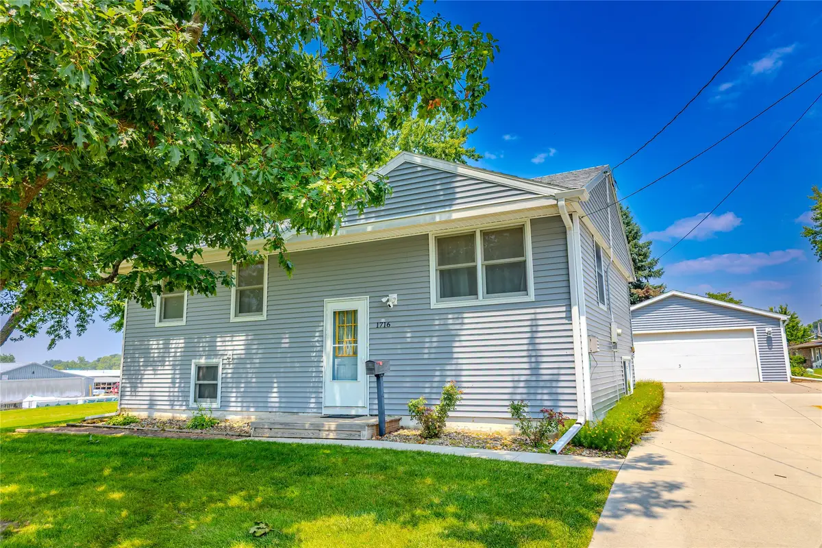 1716 S 4th Avenue E, Newton, IA 50208 - Image #1