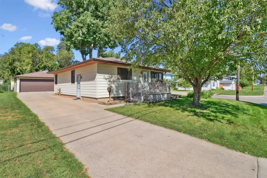 711 E 12th Street N, Newton, IA 50208 - Image #2