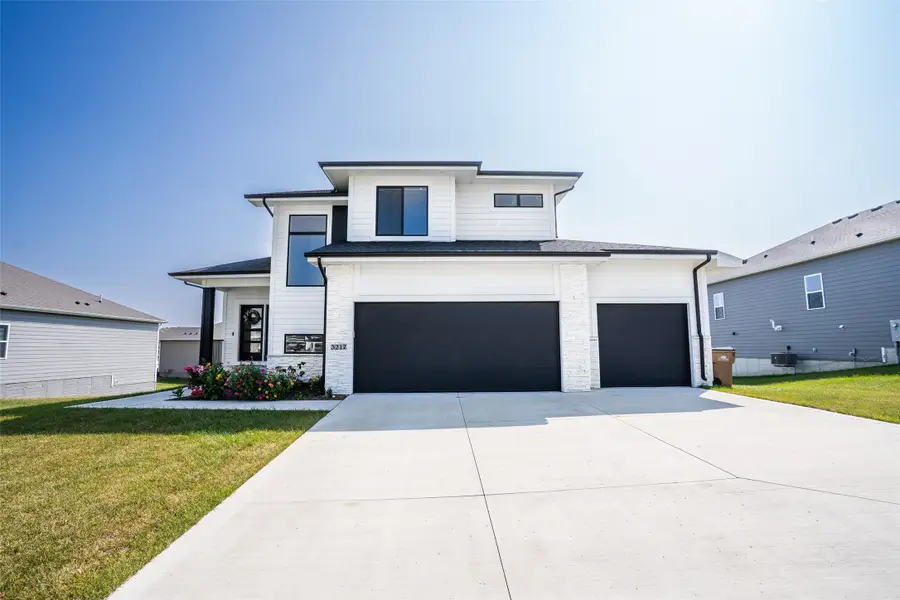 3217 Lakeview Drive Se, Altoona, IA 50009 - Image #2