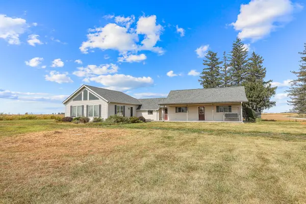 413 210th Avenue, Pella, IA 50219
