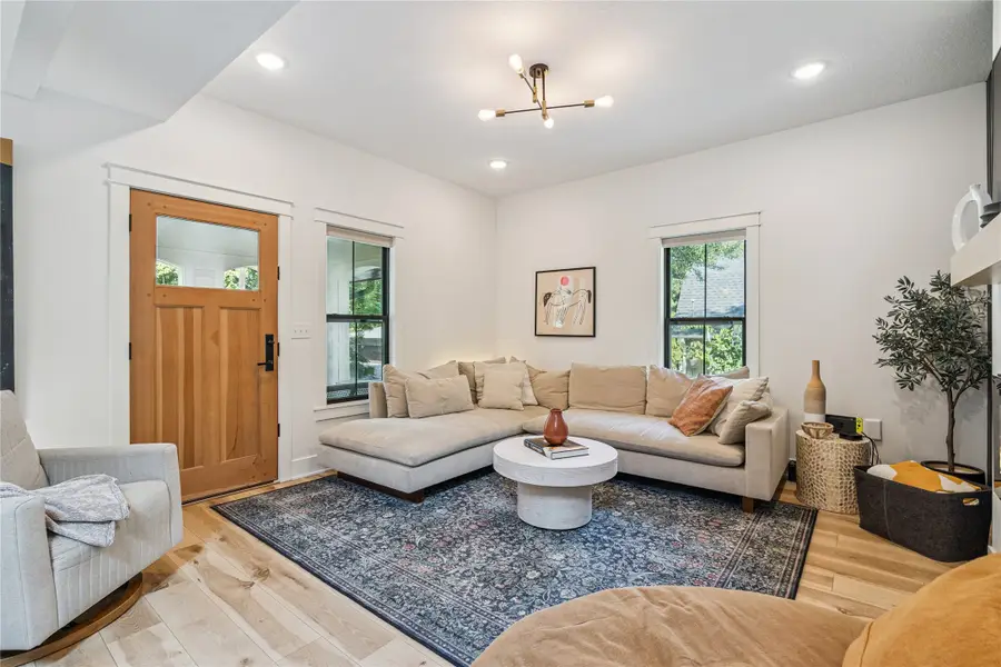 3802 Lincoln Place Drive, Des Moines, IA 50312 - Image #2