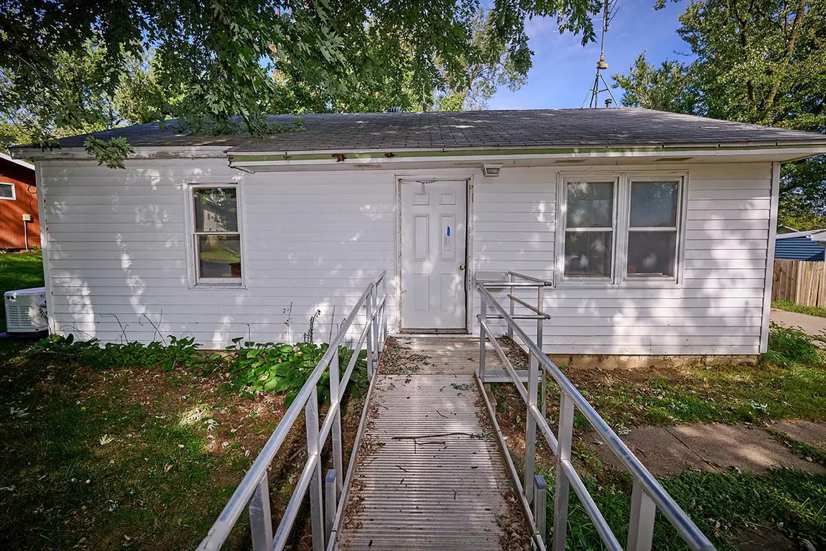 709 E 27th Street S, Newton, IA 50208 - #1