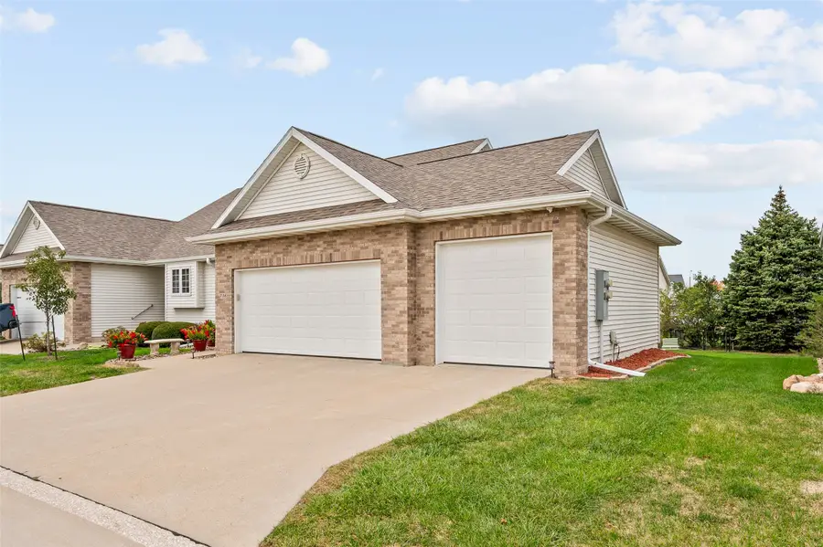 736 SE Ponds Edge Lane, Ankeny, IA 50021 - Image #2