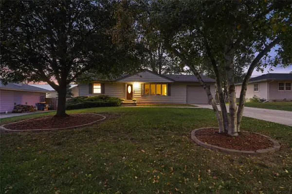 8046 Crestview Drive, Des Moines, IA 50320