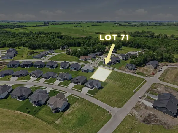 17208 Springbrook Trail, Urbandale, IA 50323