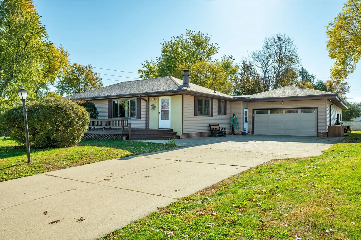 6 W Meadow Lane, Marshalltown, IA 50158 - #1