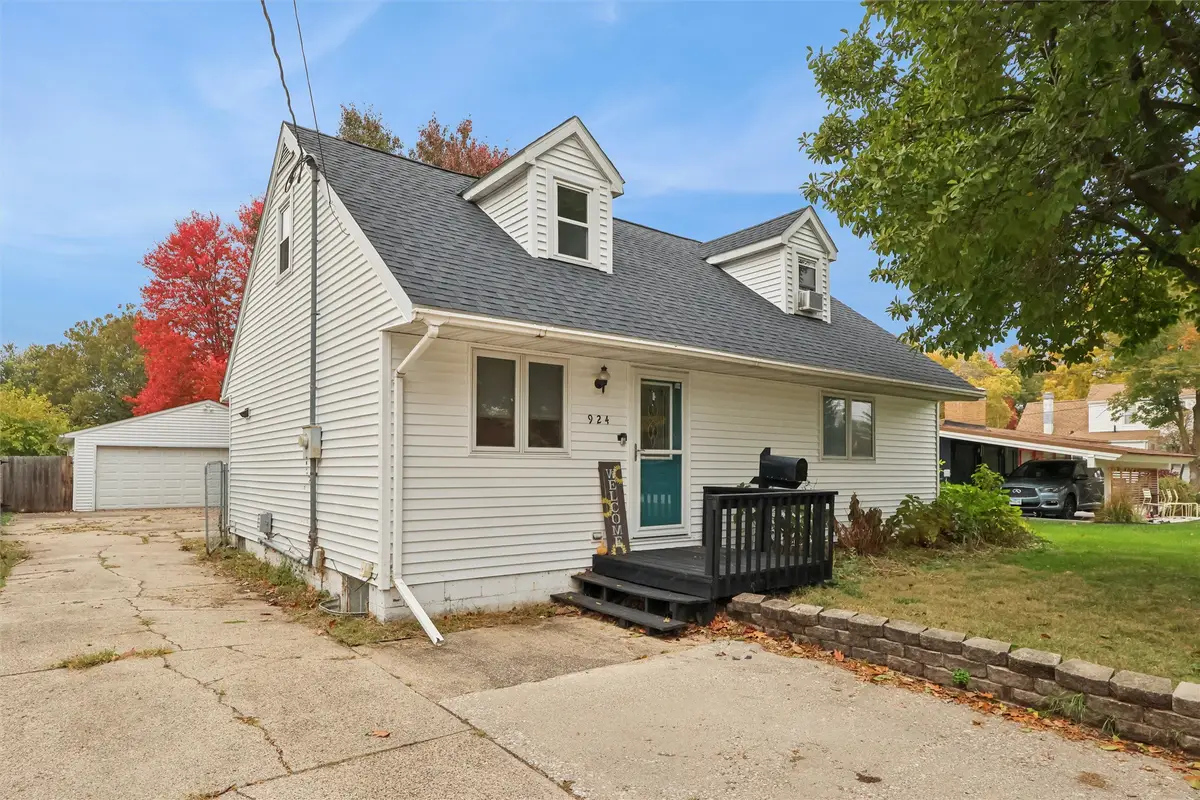 924 13th Street, West Des Moines, IA 50265 - #1