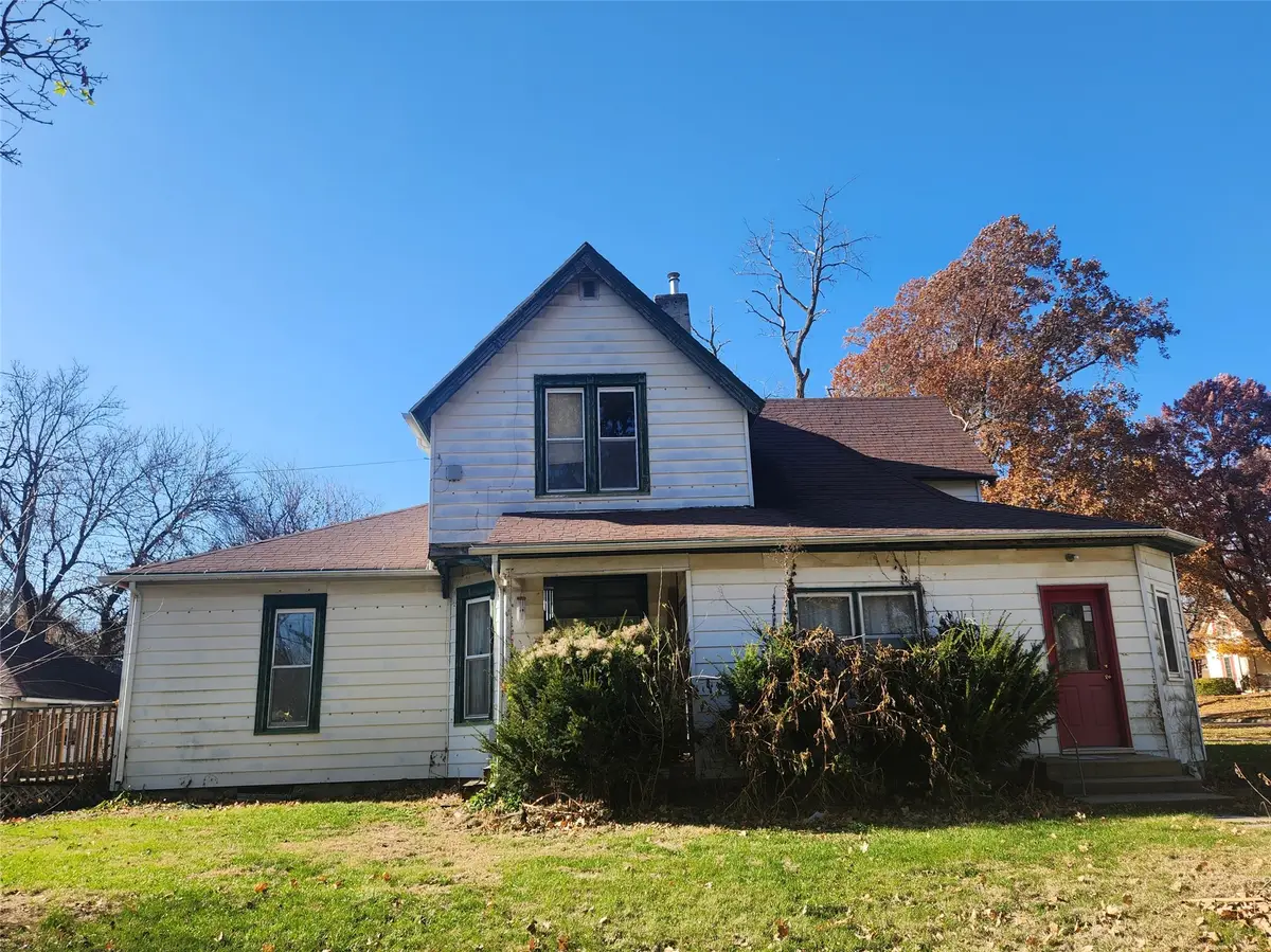 102 W Montgomery Street, Knoxville, IA 50138 - #1