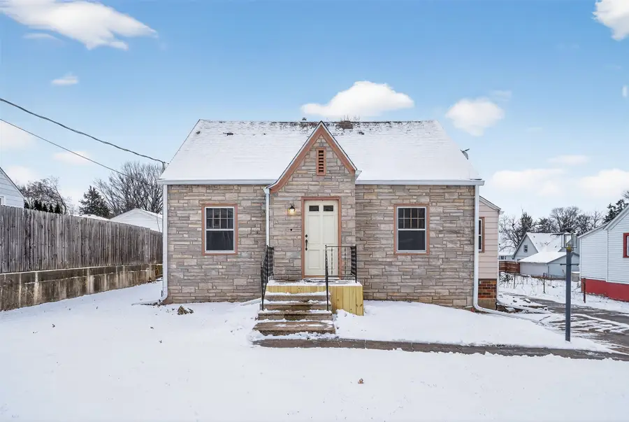 702 Maxwelton Drive, Des Moines, IA 50315 - Image #2