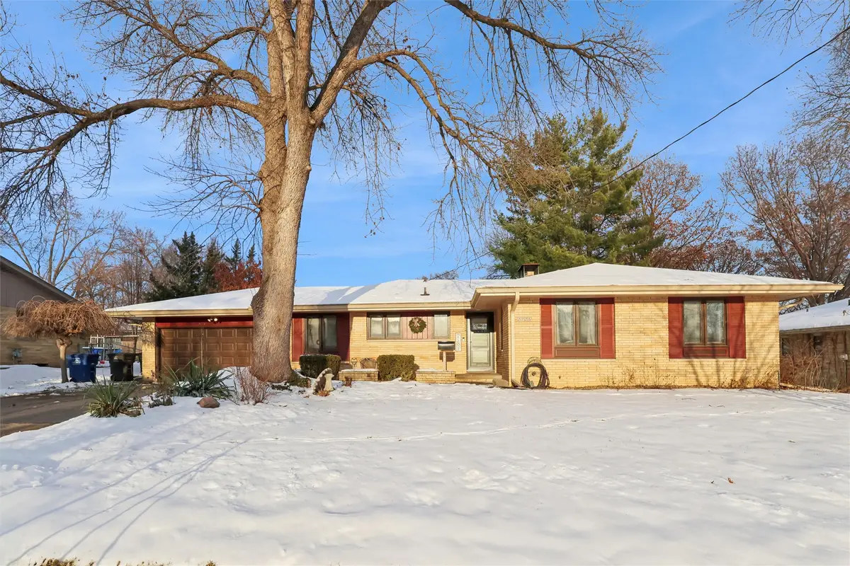 2725 Lynner Drive, Des Moines, IA 50310 - Image #1
