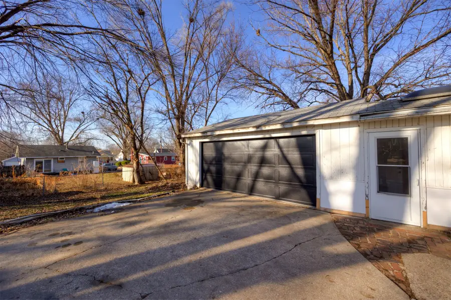 2424 E 40th Street, Des Moines, IA 50317 - #3