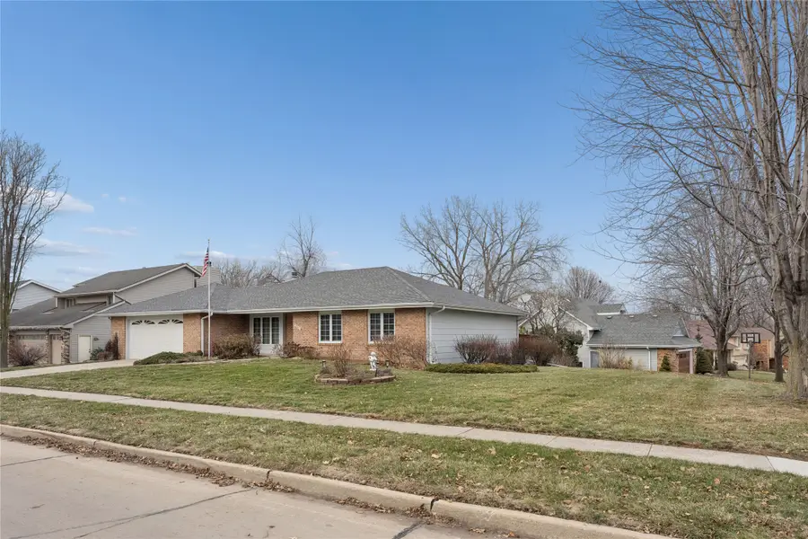 9801 Valdez Drive, Urbandale, IA 50322 - Image #2