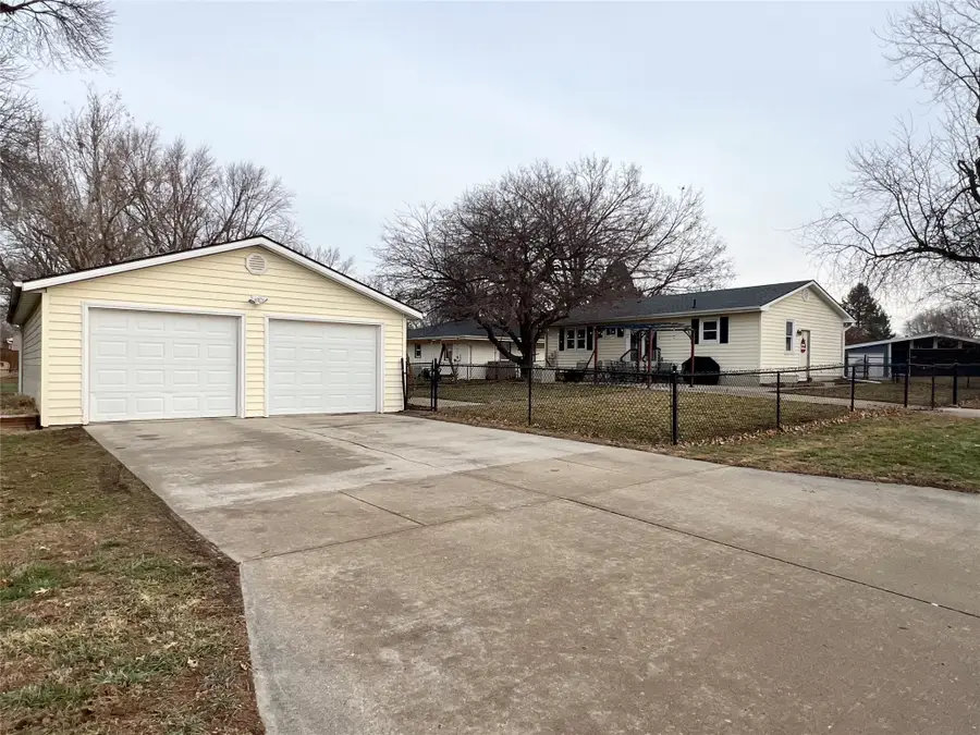 1215 E 13th Street S, Newton, IA 50208 - Image #2