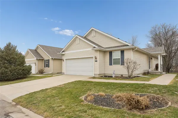 10015 N Glenstone Court, Johnston, IA 50131