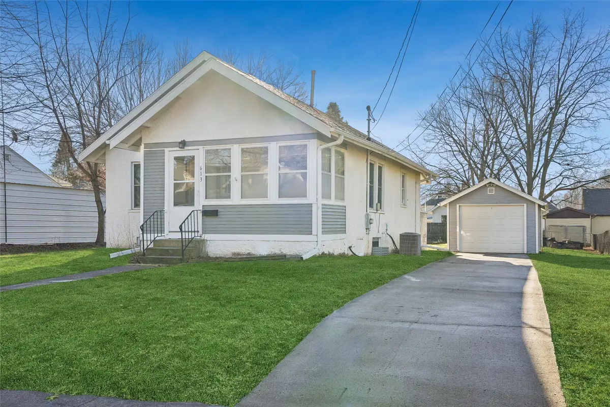 613 S 4th Avenue W, Newton, IA 50208 - Image #1