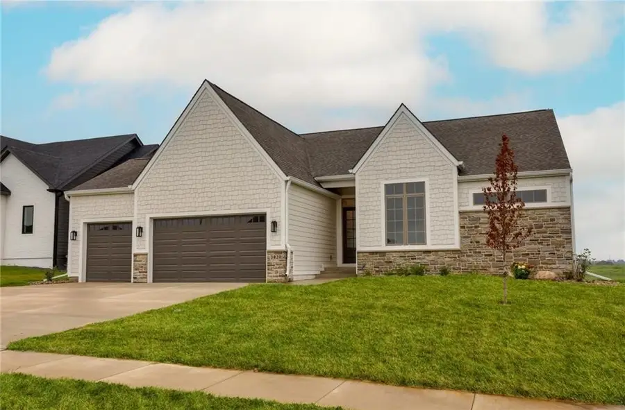 3820 Fieldstone Drive, Waukee, IA 50263 - Image #2