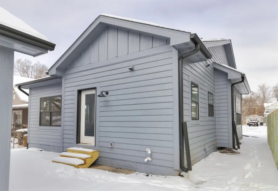 417 E Granger Avenue, Des Moines, IA 50315 - #2