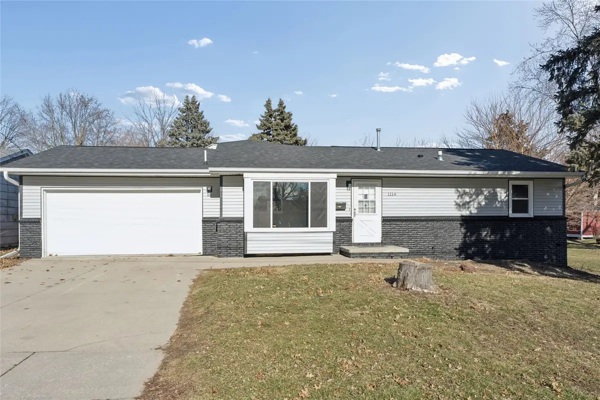 1114 N 10th Avenue E, Newton, IA 50208 - Image #1