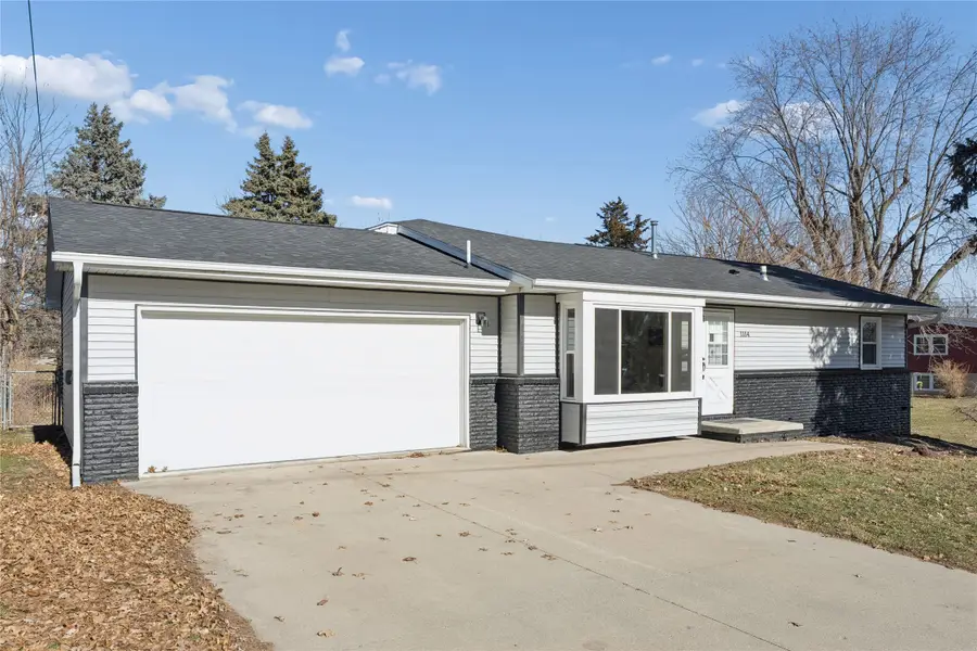1114 N 10th Avenue E, Newton, IA 50208 - Image #2