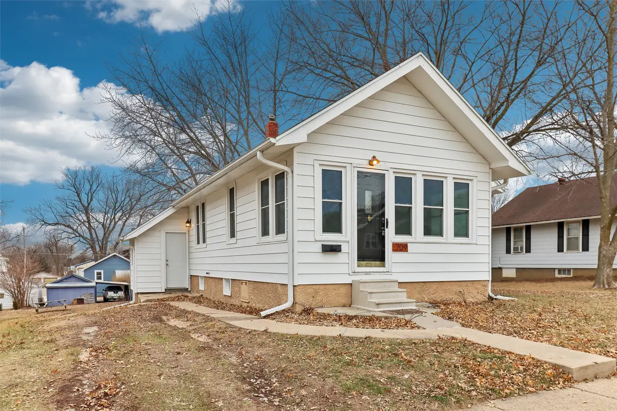 709 E 9th Street S, Newton, IA 50208 - Image #1