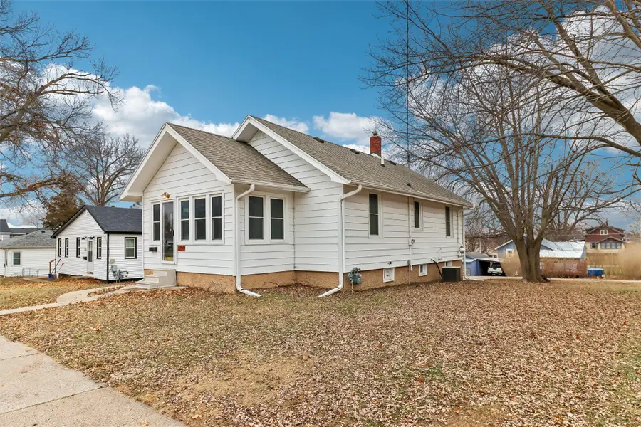 709 E 9th Street S, Newton, IA 50208 - Image #2